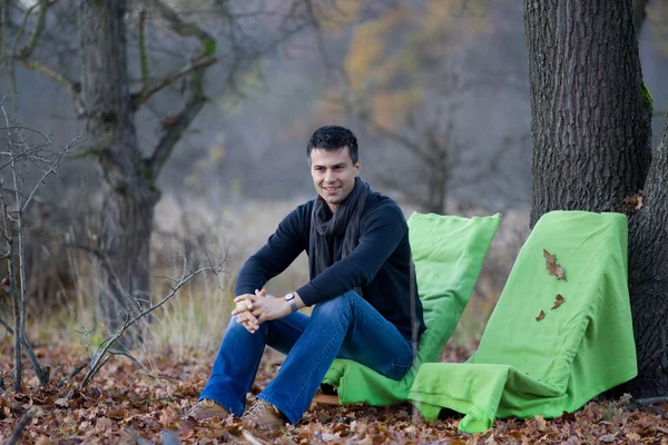 森に座っているだけの男 — ストック写真
