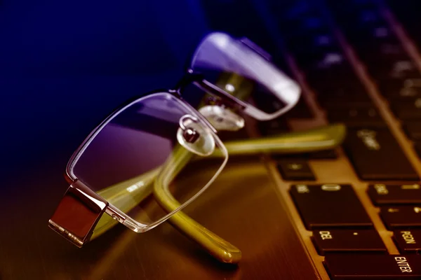 Eye glasses on laptop — Stock Photo, Image