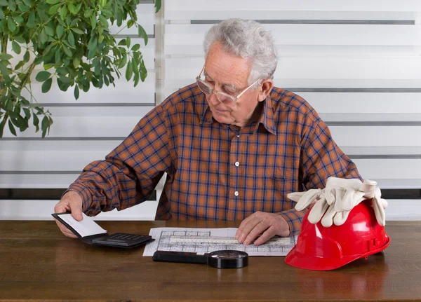 Ingegnere senior che lavora — Foto Stock