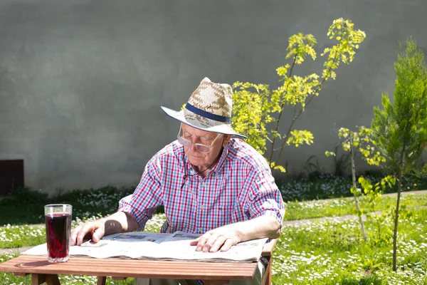 Pensioner with newspaper — Stock Photo, Image