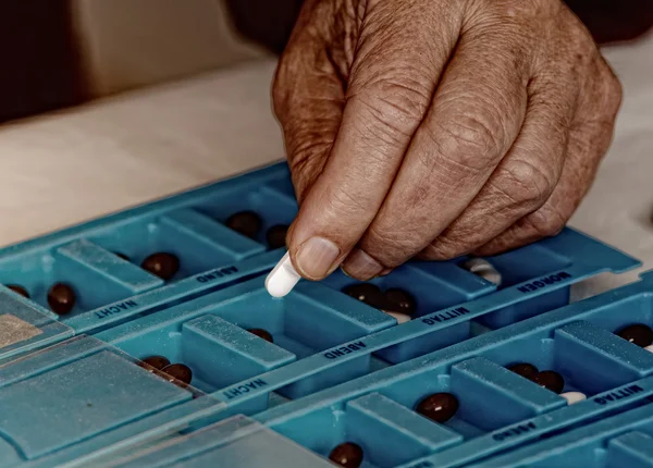 Sorting pills — Stock Photo, Image