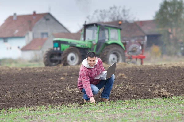 Landwirt mit Laptop — Stockfoto