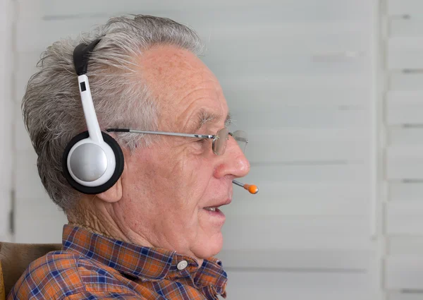 Viejo con auriculares — Foto de Stock