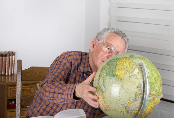 Old man with globe — Stock Photo, Image