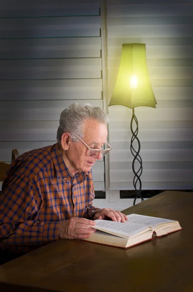 Older man reading a book — Stock Photo, Image