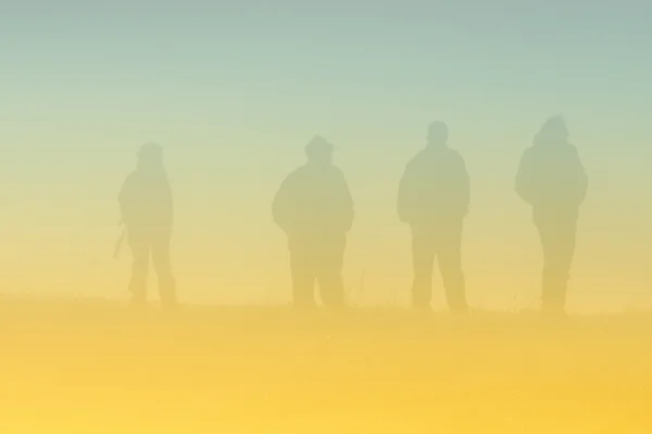 Menschensilhouetten im Nebel — Stockfoto