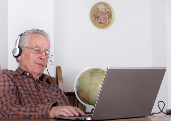 Senior man met laptop — Stockfoto