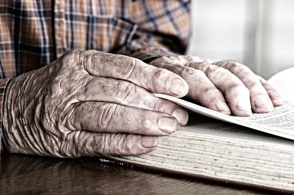 Männerhände mit Buch — Stockfoto