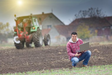 Dizüstü bilgisayar ile çiftçi