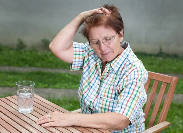 Kvinna med huvudvärk — Stockfoto