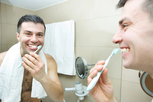 Man brushing teeth — Stock Photo, Image