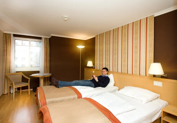 Hombre acostado en la habitación de hotel — Foto de Stock