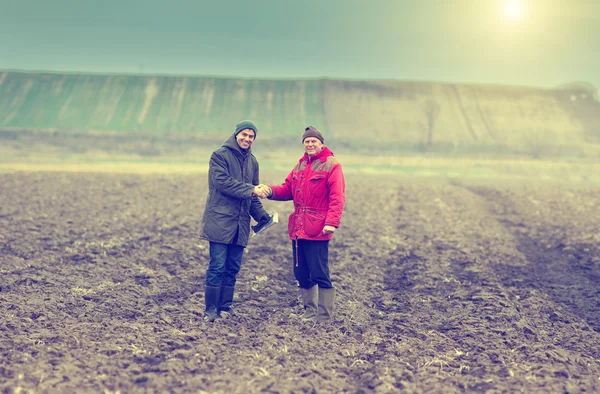 Çiftçiler el sallayarak — Stok fotoğraf