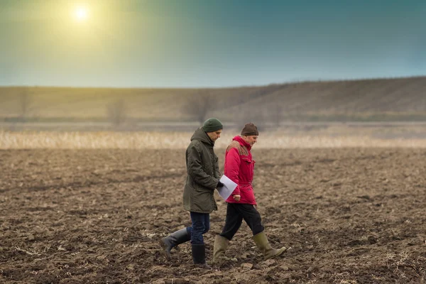 Bauern auf gepflügtem Feld — Stockfoto