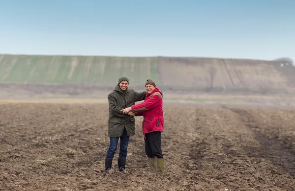 Les agriculteurs se serrent la main — Photo