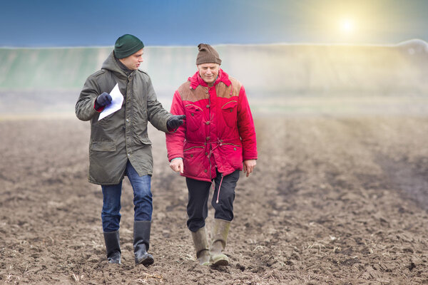 Фермеры на вспаханном поле
