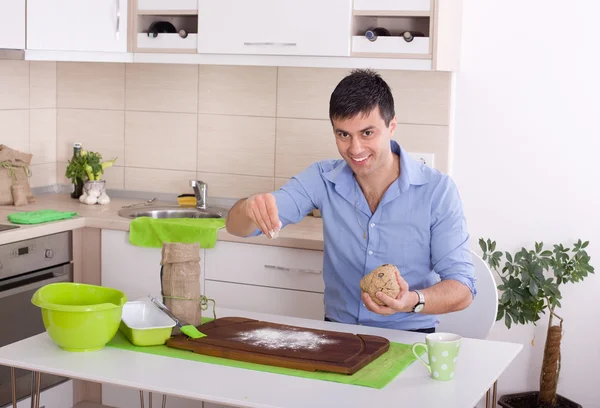 Homem na cozinha — Fotografia de Stock