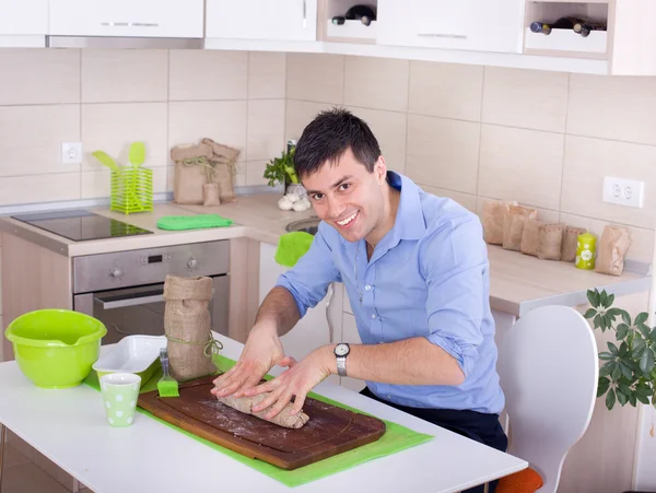 Homem na cozinha — Fotografia de Stock