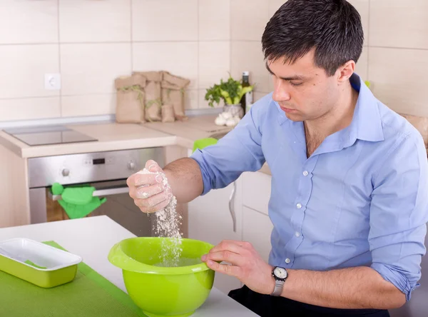 Homem na cozinha — Fotografia de Stock