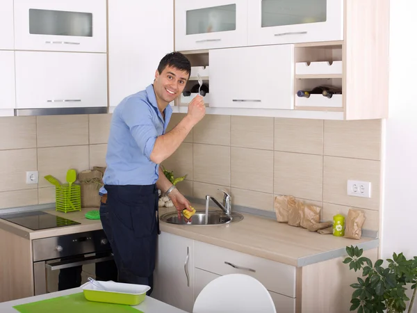 男人洗碗 — 图库照片