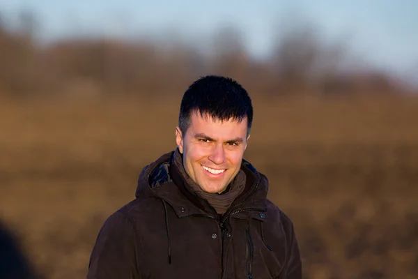 Porträt eines lächelnden Mannes — Stockfoto