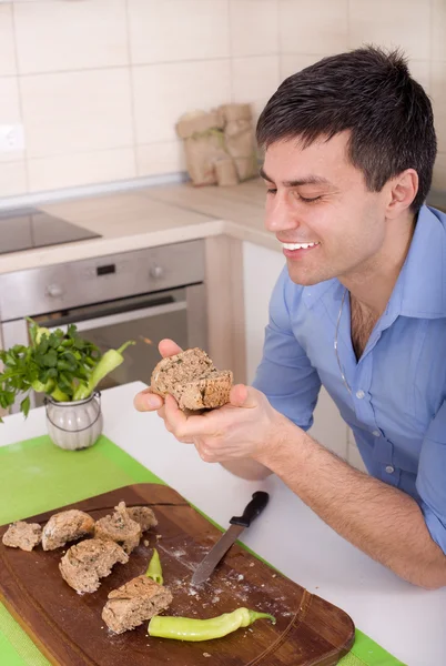 Man kepekli ekmek yemek — Stok fotoğraf