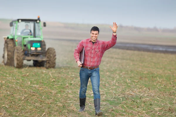 Granjero feliz en el campo — Foto de Stock