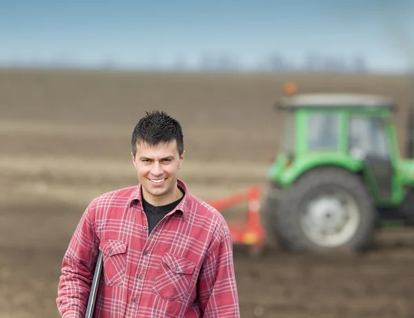 Agricultor en el campo —  Fotos de Stock