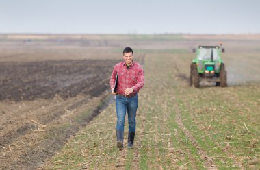 Çiftçi tarım arazileri üzerinde