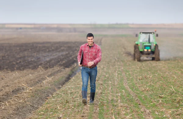 Agricultor en tierras de cultivo — Foto de Stock