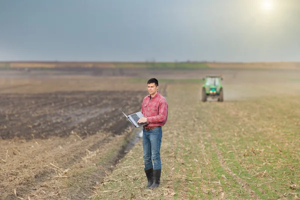 Agricultor en el campo — Foto de Stock