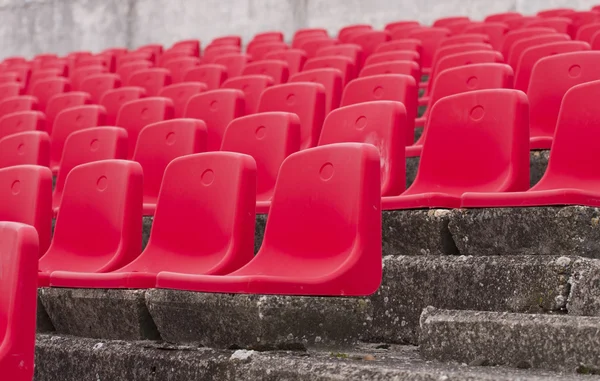 Červené sedačky na stadion — Stock fotografie