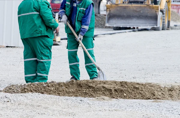 Рабочие с лопатой — стоковое фото