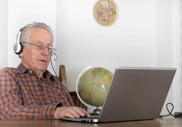 Senior man met laptop — Stockfoto