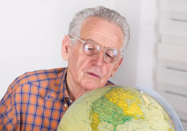 Velho homem com globo — Fotografia de Stock