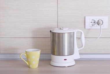 Elektrikli su ısıtıcısı ve çay fincanı