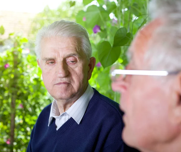 Personas mayores charlando — Foto de Stock