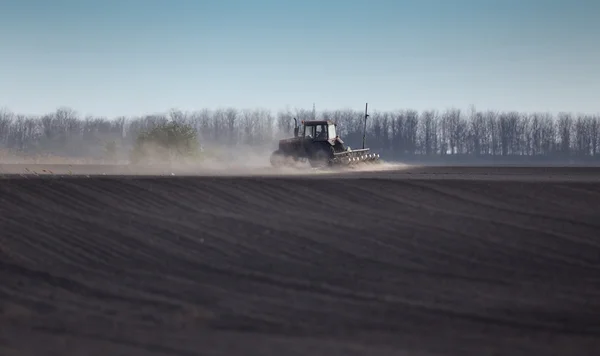 Traktor pflügt Feld um — Stockfoto