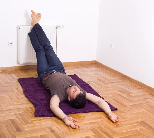 Relaxing with legs on the wall — Stock Photo, Image