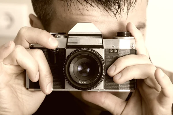 ビンテージ カメラを持つカメラマン — ストック写真