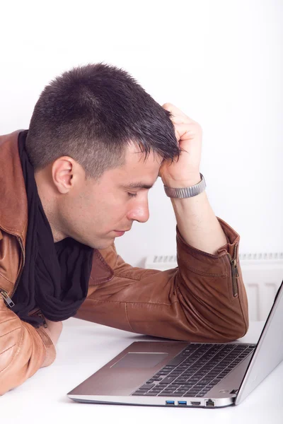 Homem cansado com laptop — Fotografia de Stock