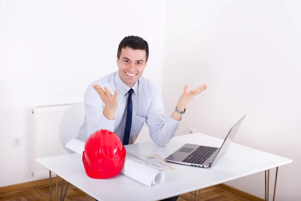 Ingenieur mit Laptop — Stockfoto