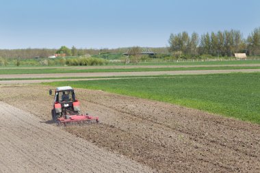 Traktör sürme toprak