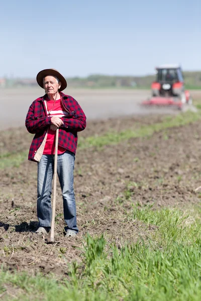 Contadino su terreni agricoli — Foto Stock