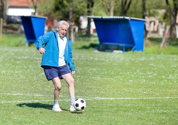 Vieil homme jouant au football — Photo