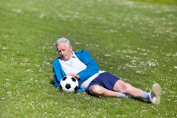 Joueur de football senior sur herbe — Photo