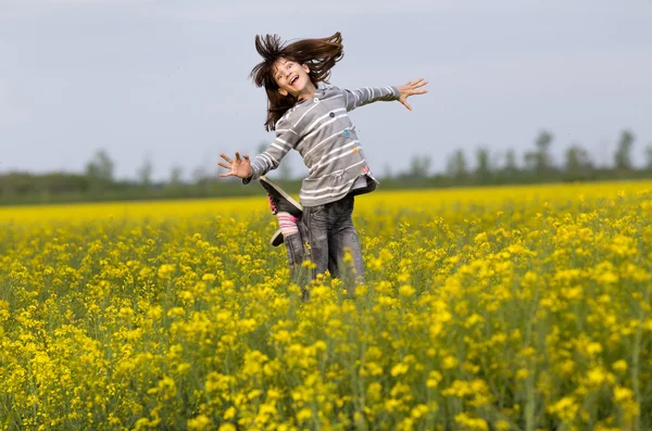 Girl jumping on meadow — Stock Photo, Image