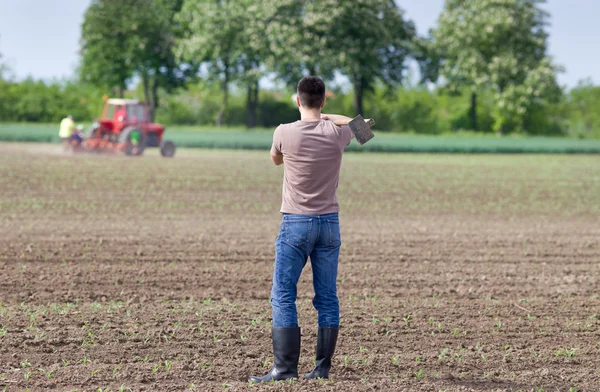 Agricoltore con zappa — Foto Stock