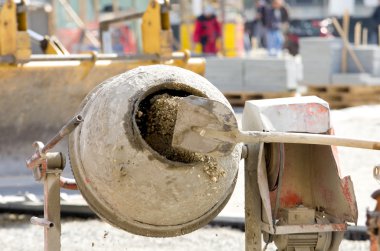 İnşaat alanında beton karıştırıcı