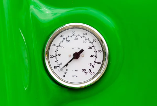 Unidade de medição sobre fundo verde — Fotografia de Stock